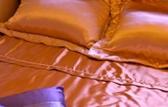 睡什么颜色的床单不易生病