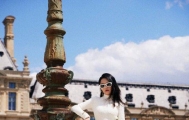 李沁巴黎时装周造型大片 身穿白色蕾丝镂空裙温婉优雅
