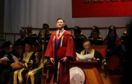 刘德华获荣誉博士学位 还想将来写书当作家