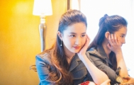 刘亦菲出席电影宣传活动 长卷发连衣裙尽显妩媚