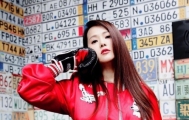 伊能静晒美照 飘逸长发配红色运动装靓丽帅气 网友：瘦了美了