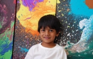 印度5岁“神童”颜料画出大师风格 还登上了BBC